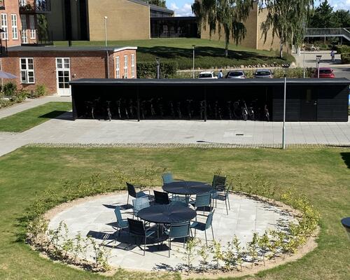 Lækker taglejlighed med altan/tagterrasse.