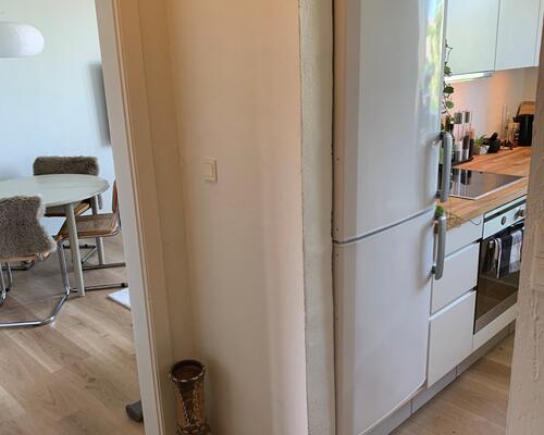 Velindrettet toværelses med altan