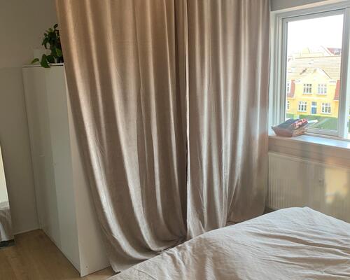 Velindrettet toværelses med altan