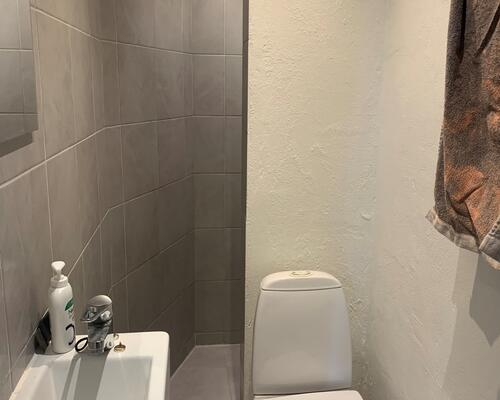 Velindrettet toværelses med altan