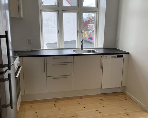 *Perfekt dele lejlighed. Tæt på by, indkøb og tog stationen - mulighed for indskudsfri via vores samarbejdspartner.