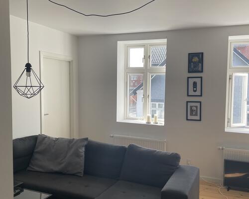 *Perfekt dele lejlighed. Tæt på by, indkøb og tog stationen - mulighed for indskudsfri via vores samarbejdspartner.