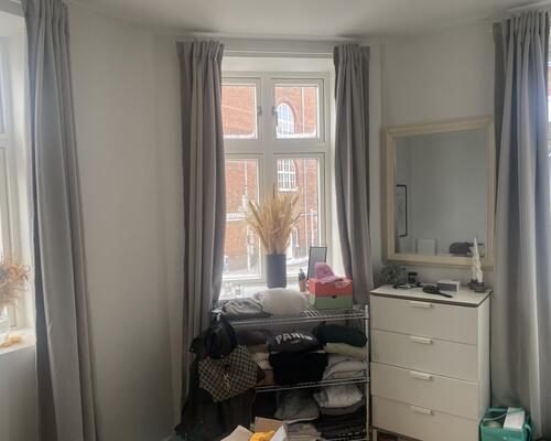 *Perfekt dele lejlighed. Tæt på by, indkøb og tog stationen - mulighed for indskudsfri via vores samarbejdspartner.