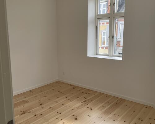 *Perfekt dele lejlighed. Tæt på by, indkøb og tog stationen - mulighed for indskudsfri via vores samarbejdspartner.