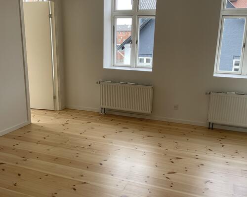 *Perfekt dele lejlighed. Tæt på by, indkøb og tog stationen - mulighed for indskudsfri via vores samarbejdspartner.