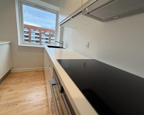 Lys og nyistandsat 4-værelses lejlighed med altan i Horsens