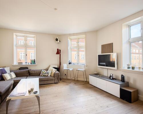 Flot, stor lejlighed et stenkast fra Vejle centrum