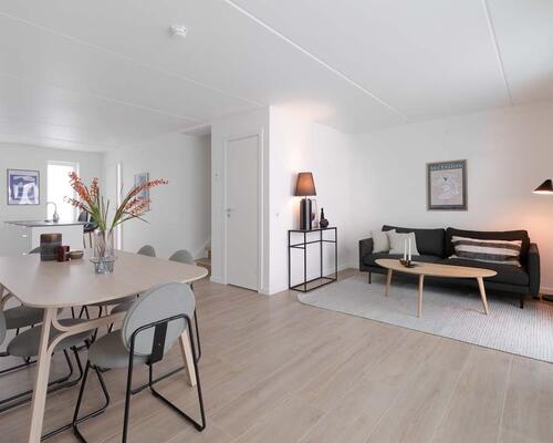 Stort 5-værelses rækkehus med plads til hele familien. Obs. alle billeder, plantegninger og visualiseringer er vejledende. Denne bolig er spejlvendt ift. plantegningen.