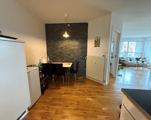 3 værelses lejlighed med skøn altan.