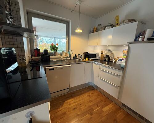 3 værelses lejlighed med skøn altan.