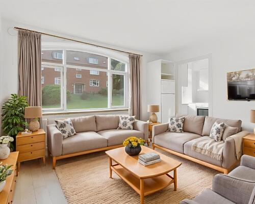 Lys 2-værelses på 45 m2 i klassisk murstensejendom – grøn udsigt og nem adgang til bus og hverdagens gøremål