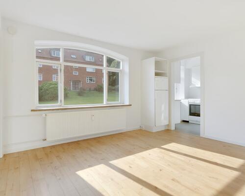 Lys 2-værelses på 45 m2 i klassisk murstensejendom – grøn udsigt og nem adgang til bus og hverdagens gøremål