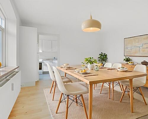 Lys 2-værelses på 45 m2 i klassisk murstensejendom – grøn udsigt og nem adgang til bus og hverdagens gøremål