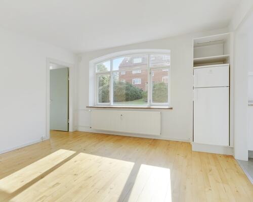 Lys 2-værelses på 45 m2 i klassisk murstensejendom – grøn udsigt og nem adgang til bus og hverdagens gøremål