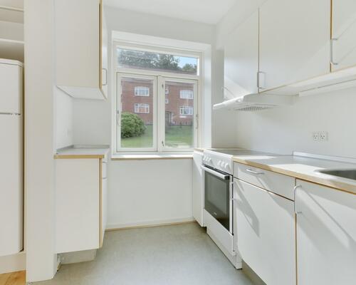 Lys 2-værelses på 45 m2 i klassisk murstensejendom – grøn udsigt og nem adgang til bus og hverdagens gøremål