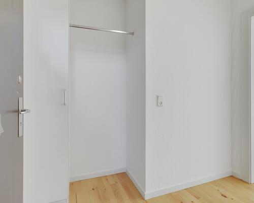 Lys 2-værelses på 45 m2 i klassisk murstensejendom – grøn udsigt og nem adgang til bus og hverdagens gøremål