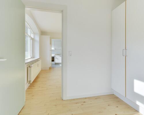 Lys 2-værelses på 45 m2 i klassisk murstensejendom – grøn udsigt og nem adgang til bus og hverdagens gøremål