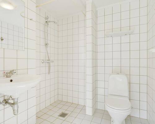 Lys 2-værelses på 45 m2 i klassisk murstensejendom – grøn udsigt og nem adgang til bus og hverdagens gøremål