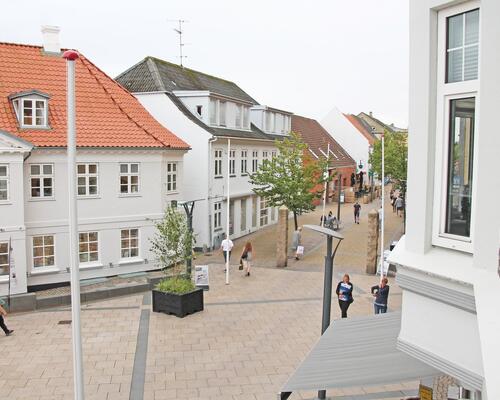 Super fin 2-værelses med lille altan midt i gådagen.