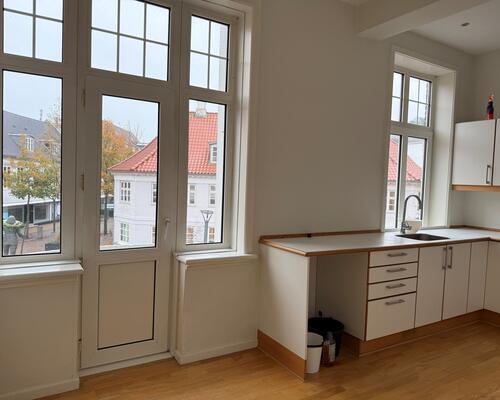 Super fin 2-værelses med lille altan midt i gådagen.