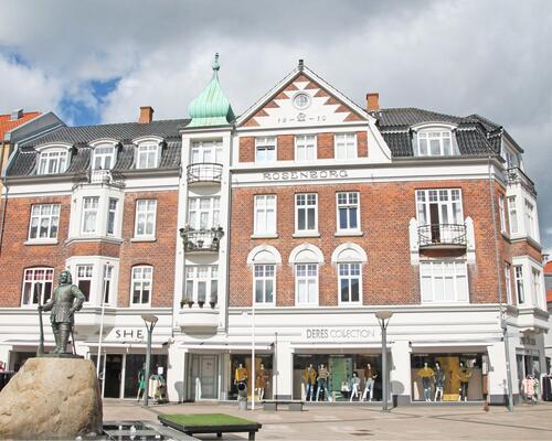 Super fin 2-værelses med lille altan midt i gådagen.