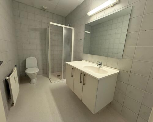 Super fin 2-værelses med lille altan midt i gådagen.