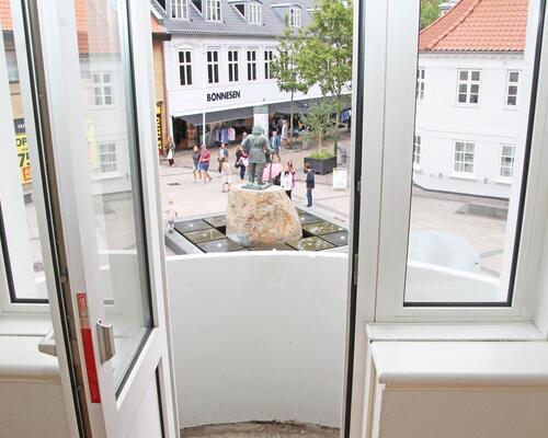 Super fin 2-værelses med lille altan midt i gådagen.