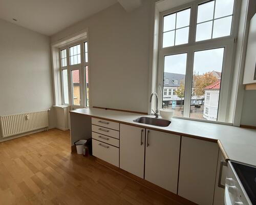 Super fin 2-værelses med lille altan midt i gådagen.