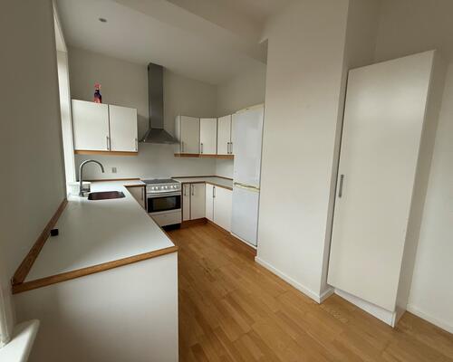 Super fin 2-værelses med lille altan midt i gådagen.