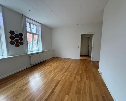 Super fin 2-værelses med lille altan midt i gådagen.