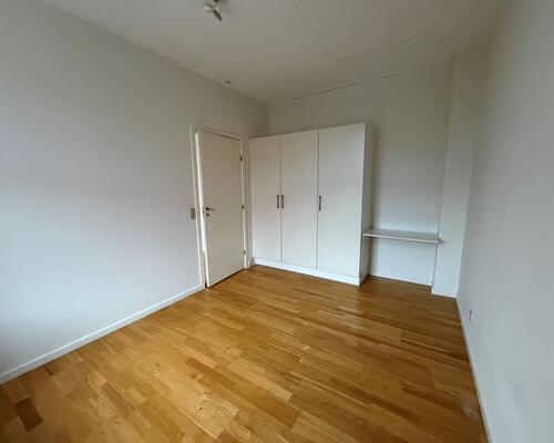 Super fin 2-værelses med lille altan midt i gådagen.