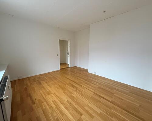 Super fin 2-værelses med lille altan midt i gådagen.