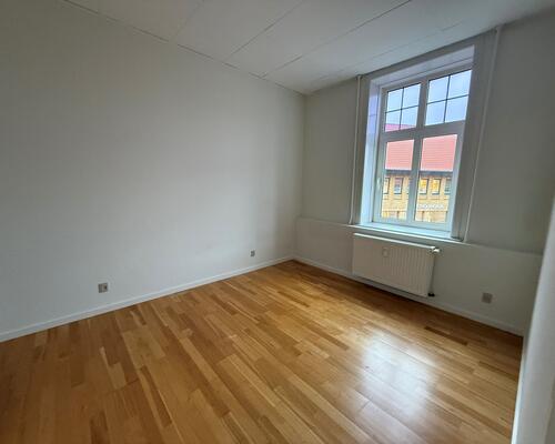 Super fin 2-værelses med lille altan midt i gådagen.