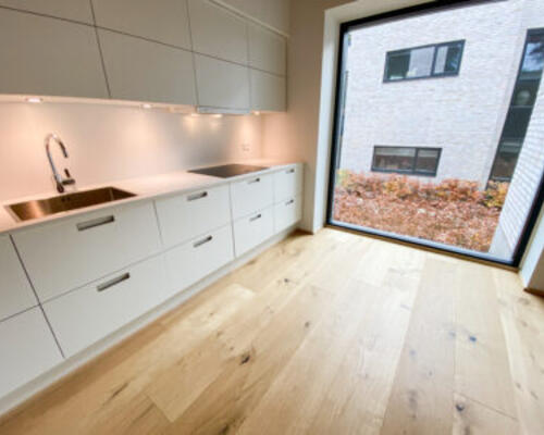 Nybygget og rummelig 3-værelses lejlighed i fantastiske omgivelser