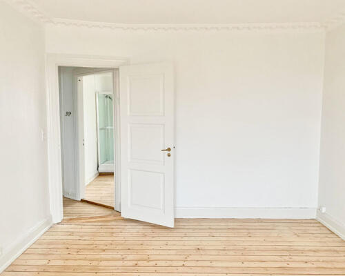 Rummelig 2 værelses lejlighed i vestbyen