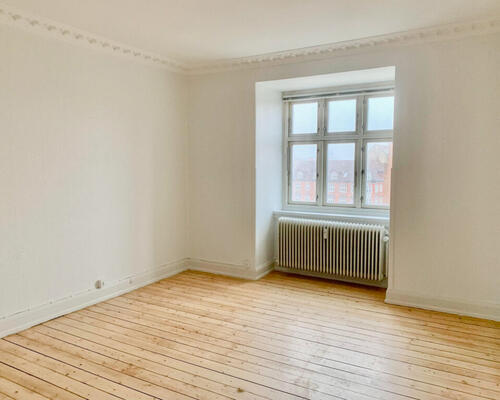 Rummelig 2 værelses lejlighed i vestbyen