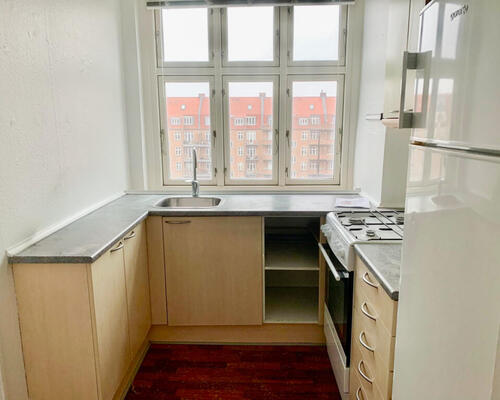 Rummelig 2 værelses lejlighed i vestbyen