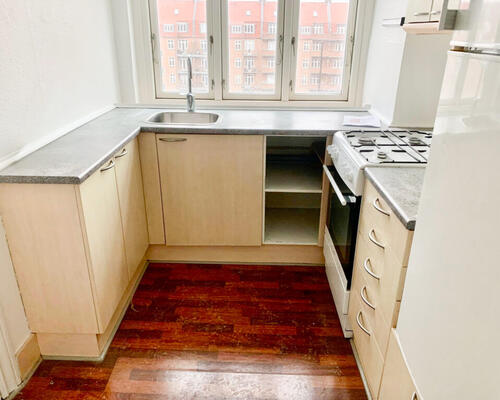 Rummelig 2 værelses lejlighed i vestbyen