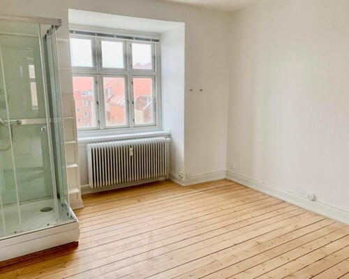 Rummelig 2 værelses lejlighed i vestbyen