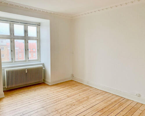 Rummelig 2 værelses lejlighed i vestbyen