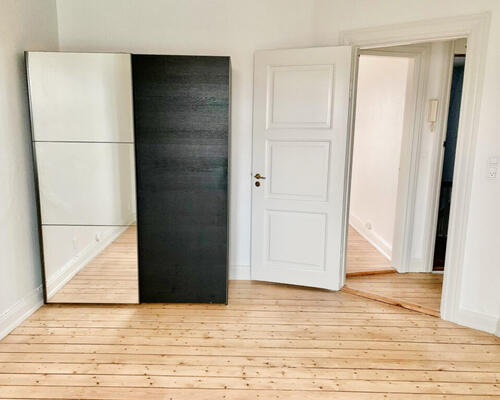 Rummelig 2 værelses lejlighed i vestbyen