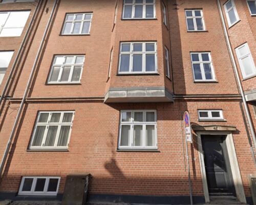 Rummelig 2 værelses lejlighed i vestbyen