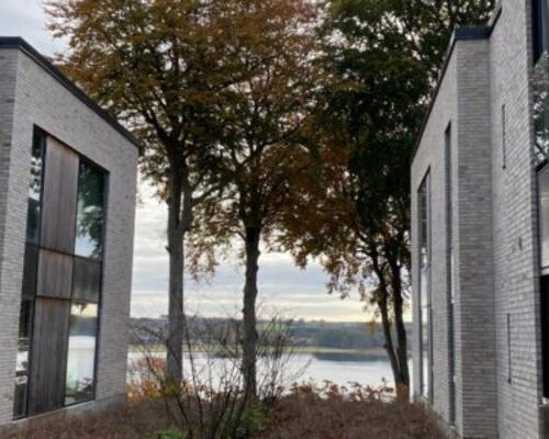 Nybygget og rummelig 3-værelses lejlighed i fantastiske omgivelser