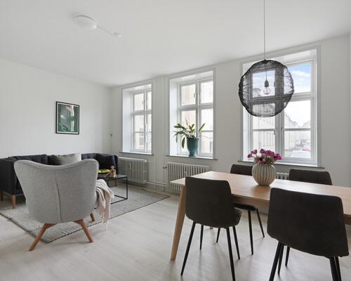 Stor 2-værelses stuelejlighed