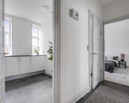 Stor 2-værelses stuelejlighed