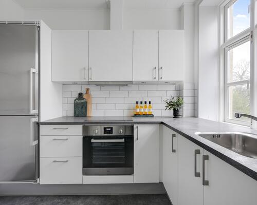 Stor 2-værelses stuelejlighed