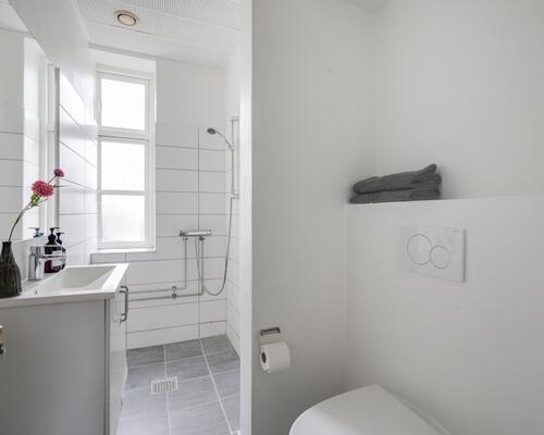 Stor 2-værelses stuelejlighed