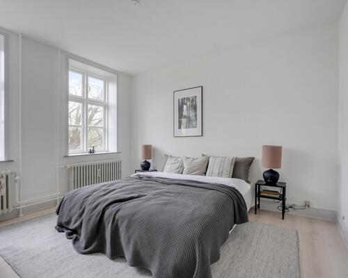 Stor 2-værelses stuelejlighed