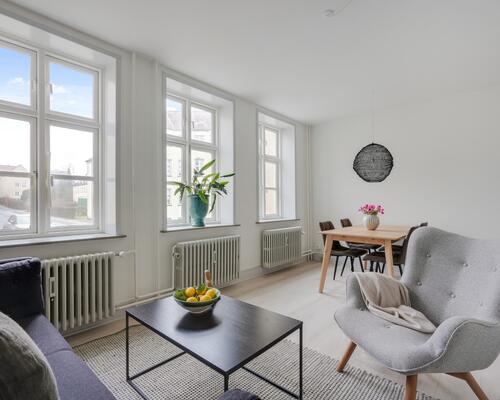 Stor 2-værelses stuelejlighed