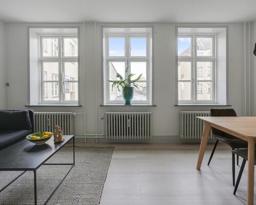 Stor 2-værelses stuelejlighed